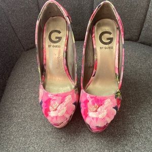 G by Guess Floral 🌸 Pattern on Pink Shiny Heels Size 5